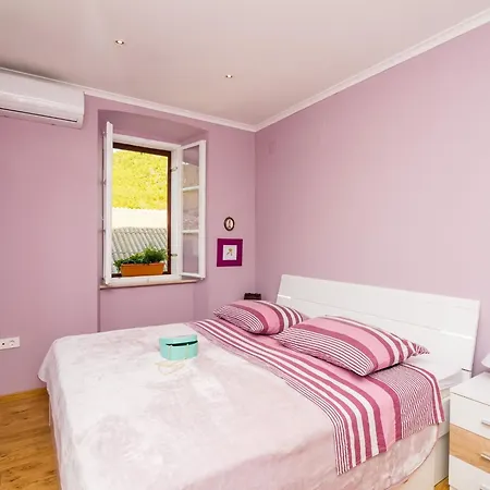 Nives - Three-bedroom With Terrace And Sea View