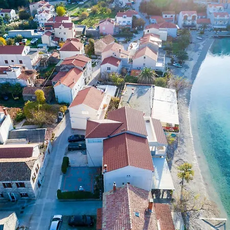 Nives - Three-bedroom With Terrace And Sea View * Zuljana