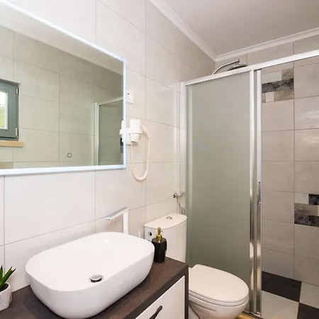 Nives - Three-bedroom With Terrace And Sea View Vila